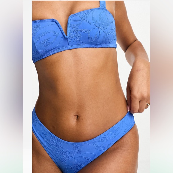 & Other Stories deep v bandeau bikini top in blue floral jacquard - Picture 2 of 5